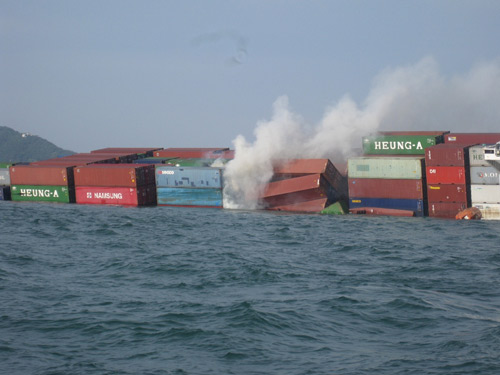 Giải cứu container trên tàu bị chìm, bốc cháy - Hình 1