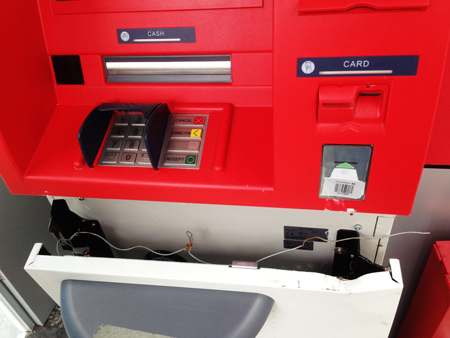 Lợi dụng bão, cạy phá cây ATM lấy tiền - Hình 1