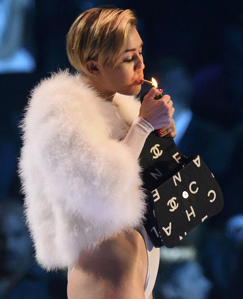 Miley Cyrus gây náo loạn ở MTV châu Âu - Hình 10