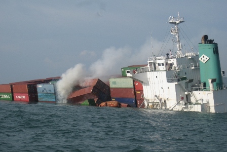 Nhiều container bất ngờ bốc cháy trên biển - Hình 1