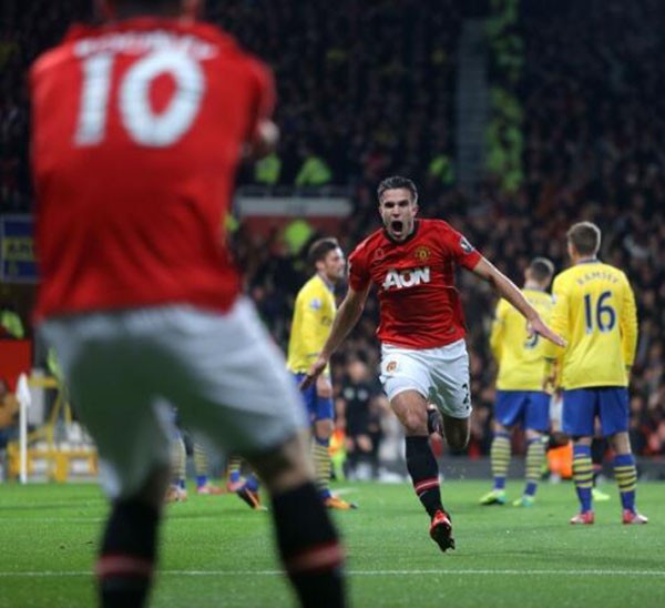 Van Persie phấn khích ăn mừng bàn thắng vào lưới đội bóng trong trái tim Arsenal - Hình 4