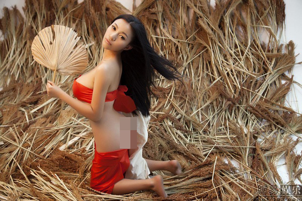 Cận cảnh thôn nữ nude khoe ngực trần nóng bỏng - Hình 3