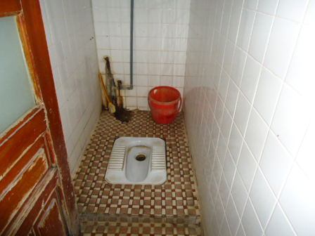 Khách lột truồng nhân viên mát xa rồi tra tấn như thời Trung cổ - Hình 2