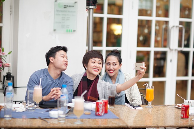 Uyên Linh rủ rê Nguyên Thảo tự sướng trước giờ tập - Hình 3
