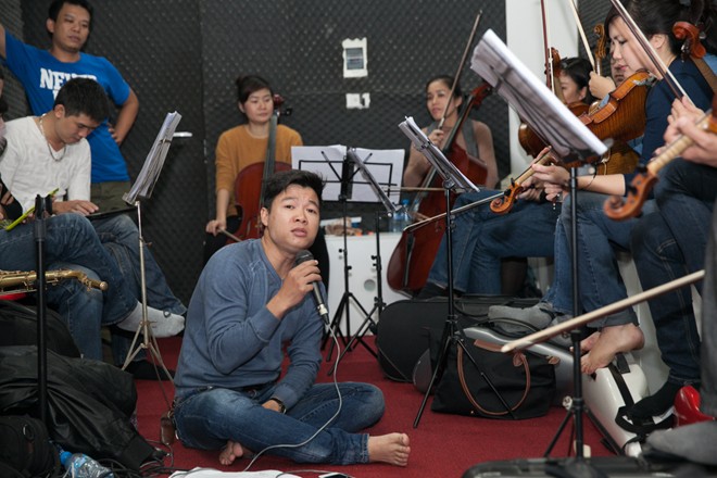 Uyên Linh rủ rê Nguyên Thảo tự sướng trước giờ tập - Hình 7