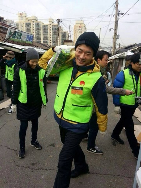 Vợ chồng Kwon Sang Woo mướt mồ hôi đi từ thiện - Hình 1