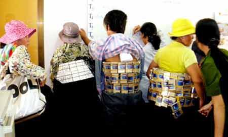 Bao thuốc lá in hình sốc: Nghiện thì vẫn hút! - Hình 3