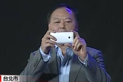 CEO HTC dùng M7 màu trắng tại tiệc cuối năm - Hình 1