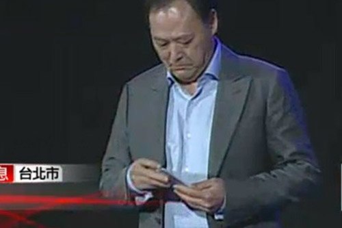 CEO HTC dùng M7 màu trắng tại tiệc cuối năm - Hình 2