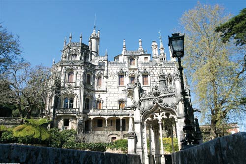 Ngọn tháp chổng ngược ở Sintra - Hình 1