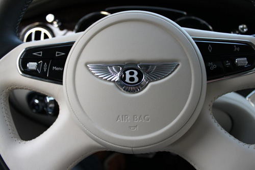 Bentley Bentayga Speed băng qua Lamborghini Urus trở nên kiểu SUV nhanh chóng  nhất thế giới