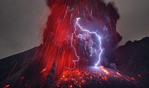 Sét đánh núi lửa - Âm thanh mạnh mẽ của sét đánh trúng ngọn núi lửa, tạo ra một khung cảnh kì vĩ đầy ấn tượng. Hãy theo dõi hình ảnh này để cảm nhận được sức mạnh của tự nhiên và bản sắc đặc trưng của núi lửa.