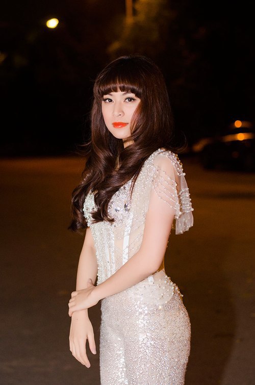 Hoàng Thùy Linh diện áo xuyên thấu trong gió rét - Hình 1