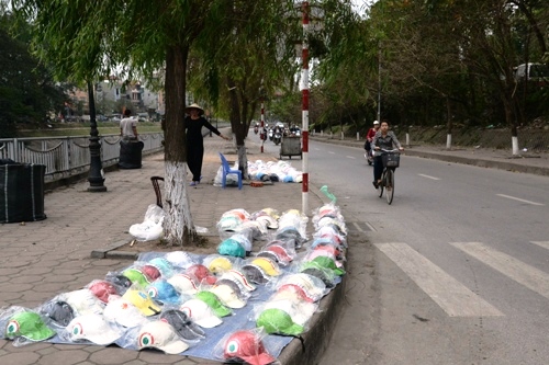 Mũ bảo hiểm dỏm bày bán tràn lan - Hình 2