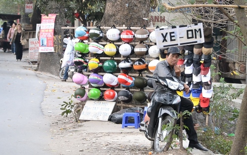 Mũ bảo hiểm dỏm bày bán tràn lan - Hình 1