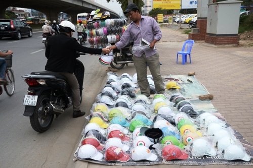 Mũ bảo hiểm dỏm bày bán tràn lan - Hình 8