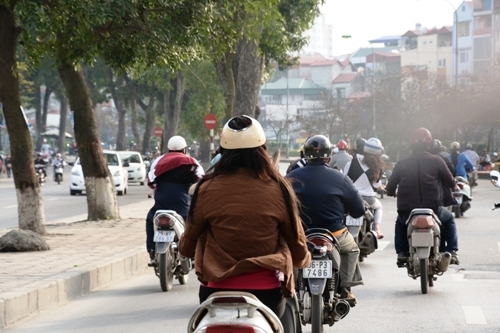 Mũ bảo hiểm dỏm bày bán tràn lan - Hình 3