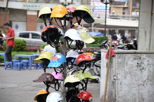 Mũ bảo hiểm dỏm bày bán tràn lan - Hình 5