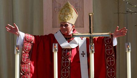 Những khoảnh khắc thời trang nhất của Giáo hoàng Benedict XVI - Hình 16