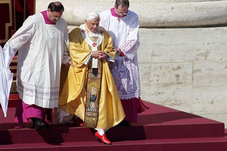 Những khoảnh khắc thời trang nhất của Giáo hoàng Benedict XVI - Hình 8