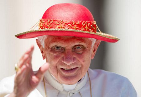 Những khoảnh khắc thời trang nhất của Giáo hoàng Benedict XVI - Hình 2