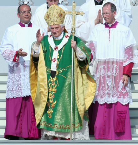 Những khoảnh khắc thời trang nhất của Giáo hoàng Benedict XVI - Hình 9