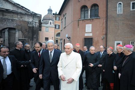Những khoảnh khắc thời trang nhất của Giáo hoàng Benedict XVI - Hình 13