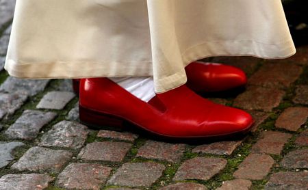 Những khoảnh khắc thời trang nhất của Giáo hoàng Benedict XVI - Hình 1