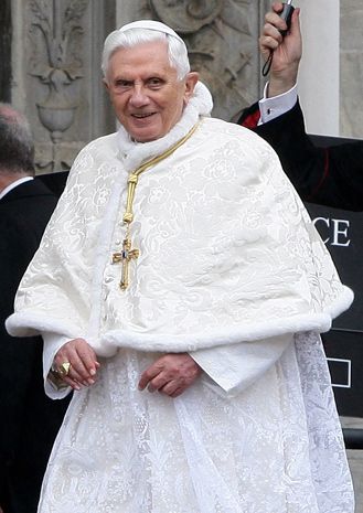 Những khoảnh khắc thời trang nhất của Giáo hoàng Benedict XVI - Hình 10