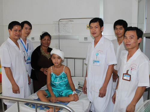 Bé gái bị máy ép nước mía cuốn lột da đầu đã xuất viện - Hình 1