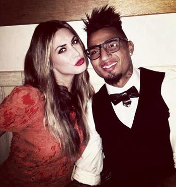 Boateng và vợ sắp cưới tự sướng khắp nơi - Hình 1