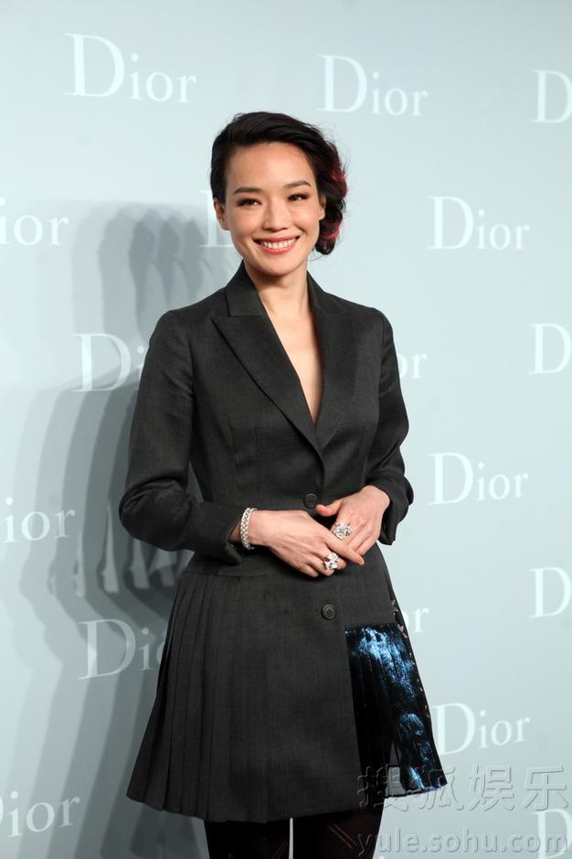 Chương Tử Di, Thư Kỳ, Angelababy đọ hàng hiệu - Hình 6