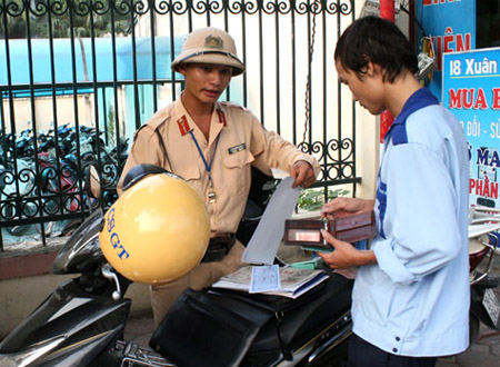 Lắp ATM tại trụ sở cảnh sát để tiện nộp phạt - Hình 1