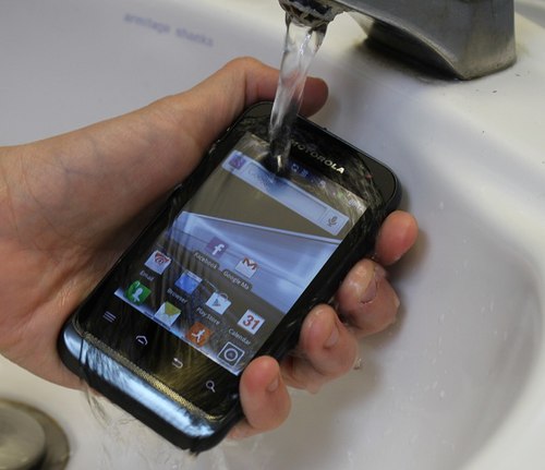 Tính năng chống nước trên smartphone chưa được chuộng - Hình 1