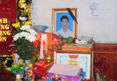 Truy tặng bằng khen cho nam sinh quên mình cứu người - Hình 1