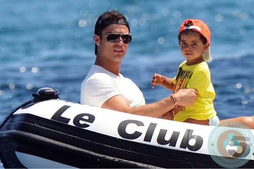 Cristiano Ronaldo Jr. - con trai của ngôi sao bóng đá nổi tiếng Cristiano Ronaldo, đã cho thấy rằng đây là một tài năng trẻ với khả năng đá bóng và bản lĩnh bậc nhất. Hãy xem hình ảnh của cậu bé để thấy tài năng và sự giàu có của một trong những gia đình nổi tiếng nhất trong lịch sử bóng đá.