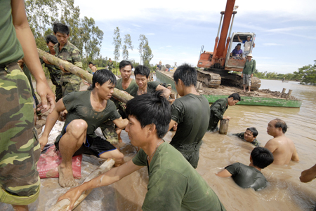 Bảo kê cát tặc, Phó bí thư huyện ủy bị khởi tố - Hình 1