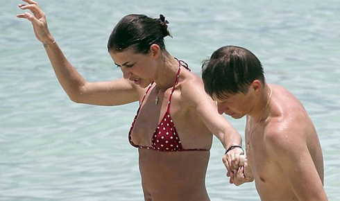 Arshavin gác chuyện tương lai, vui vẻ với bồ mới - Hình 3