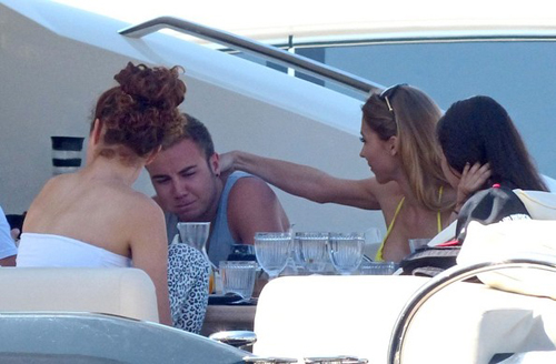 Bạn gái xinh đẹp bóp cổ Mario Gotze - Hình 5