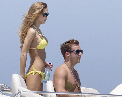 Bạn gái xinh đẹp bóp cổ Mario Gotze - Hình 1
