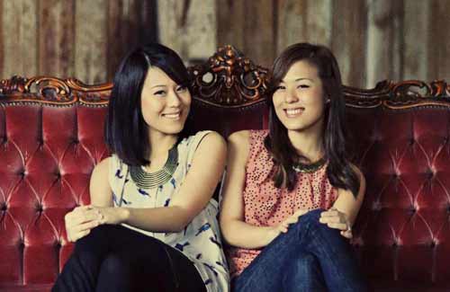 Cặp chị em song sinh xinh đẹp, hát hay - Hình 1