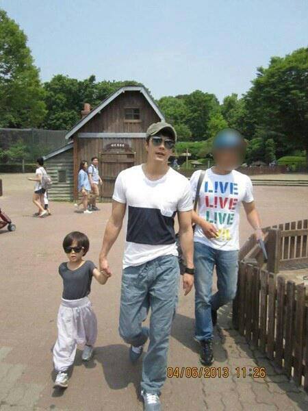 Con trai Kwon Sang Woo sành điệu y như bố mẹ - Hình 4