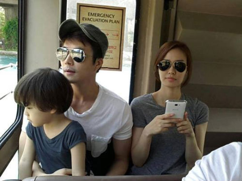 Con trai Kwon Sang Woo sành điệu y như bố mẹ - Hình 1