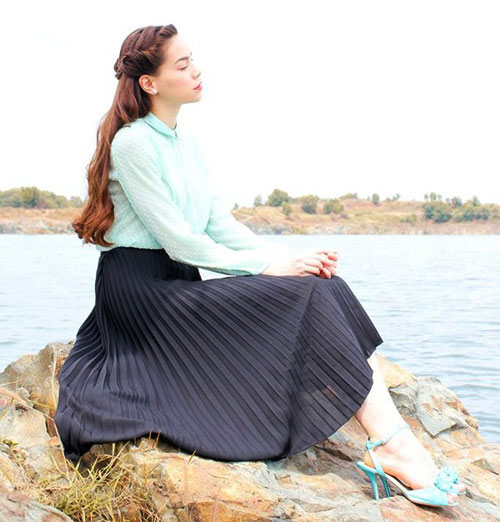Diện váy xếp ly chiffon ngày hè đẹp như Hồ Ngọc Hà - Hình 1