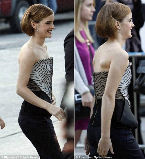 Emma Watson ôm ngực, tránh lộ hàng - Hình 2