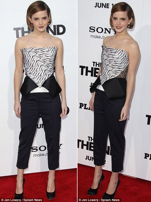 Emma Watson ôm ngực, tránh lộ hàng - Hình 5