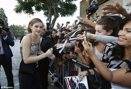 Emma Watson ôm ngực, tránh lộ hàng - Hình 7