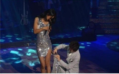 Lee Hyori cắt váy ngay trên sân khấu để... nhảy - Hình 1
