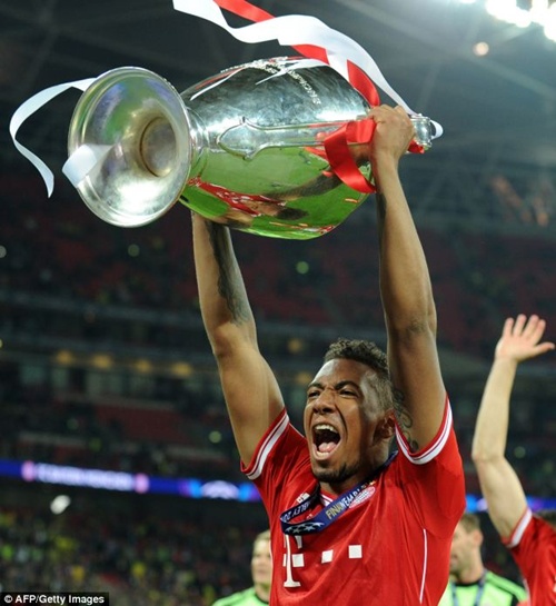 May mắn tìm lại huy chương, Boateng mừng như bắt được của - Hình 1