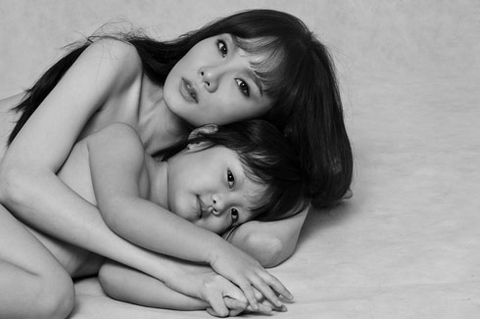 Những bức ảnh tuyệt mĩ của mẹ con sao Việt - Hình 4